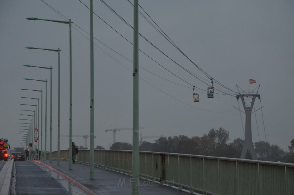 Einsatz BF Hoehenretter Koelner Seilbahn Hoehe Zoobruecke P2117.JPG